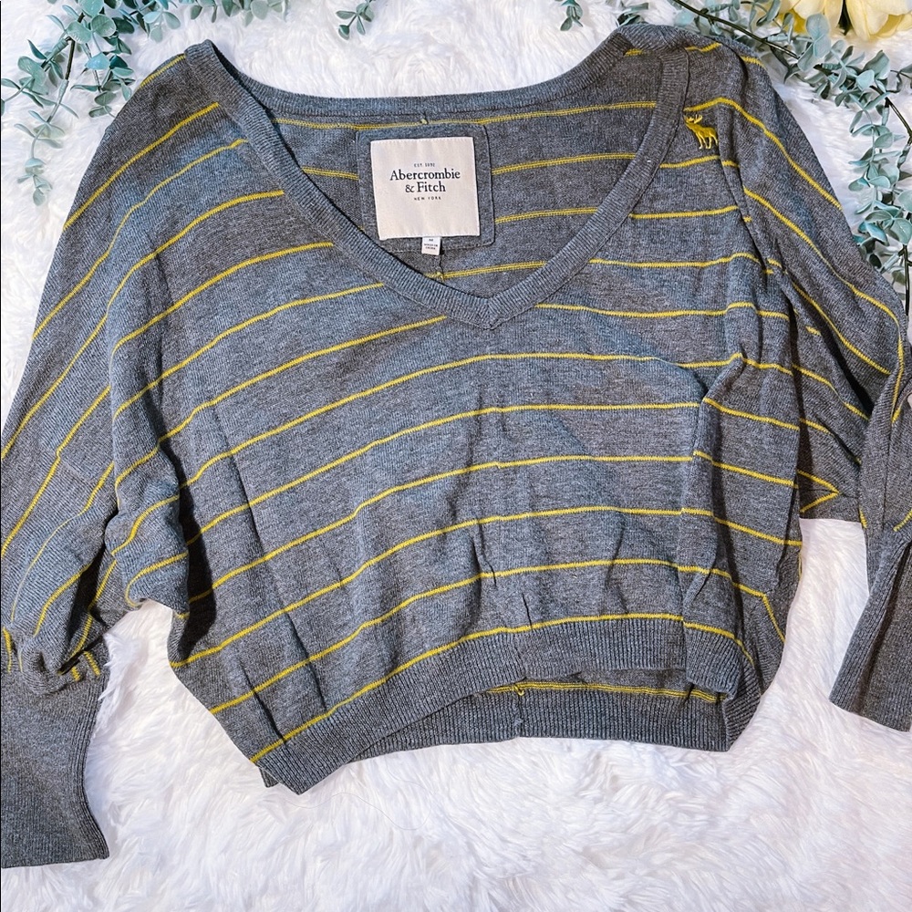 Deep V crop af gray and yellow